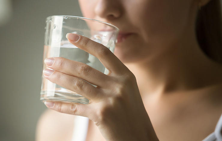Uống nước nhiều có thể được xem là một phần quan trọng của chăm sóc cơ thể tổng thể sau khi quan hệ