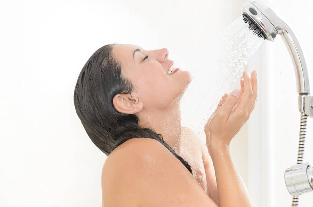 Sau quan hệ cả bạn và đối tác nên tắm rửa sạch sẽ để đảm bảo sự thoải mái, thơm tho, và loại bỏ mồ hôi