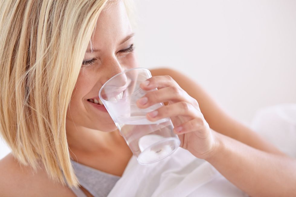 Uống một ly nước sau khi quan hệ tình dục để tránh cơ thể bị mất nước