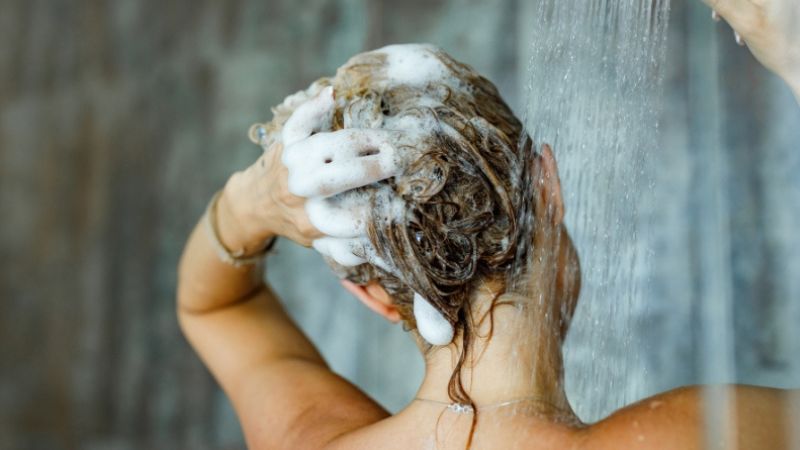 Tin đồn sai: Tắm gội trong ngày đèn đỏ có thể gây hại
